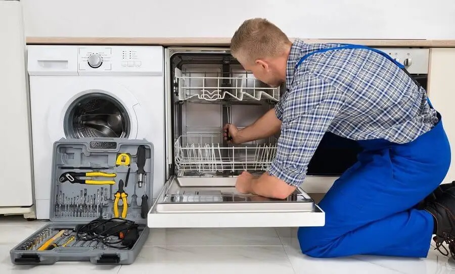 Nallıhan Hotpoint servisi teknisyen ekibi beyaz eşya tamiri yaparken